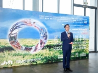 JYH_Landscapes-of-Futures-Past_Photos_JYH-Opening-Shots_87